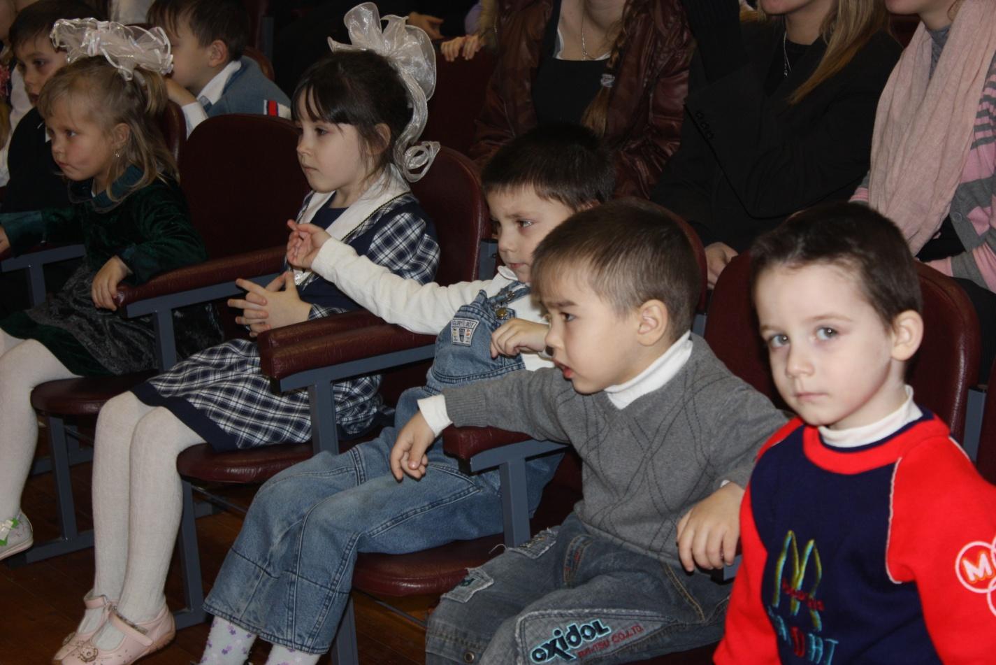 Дети с интересом смотрят концерт