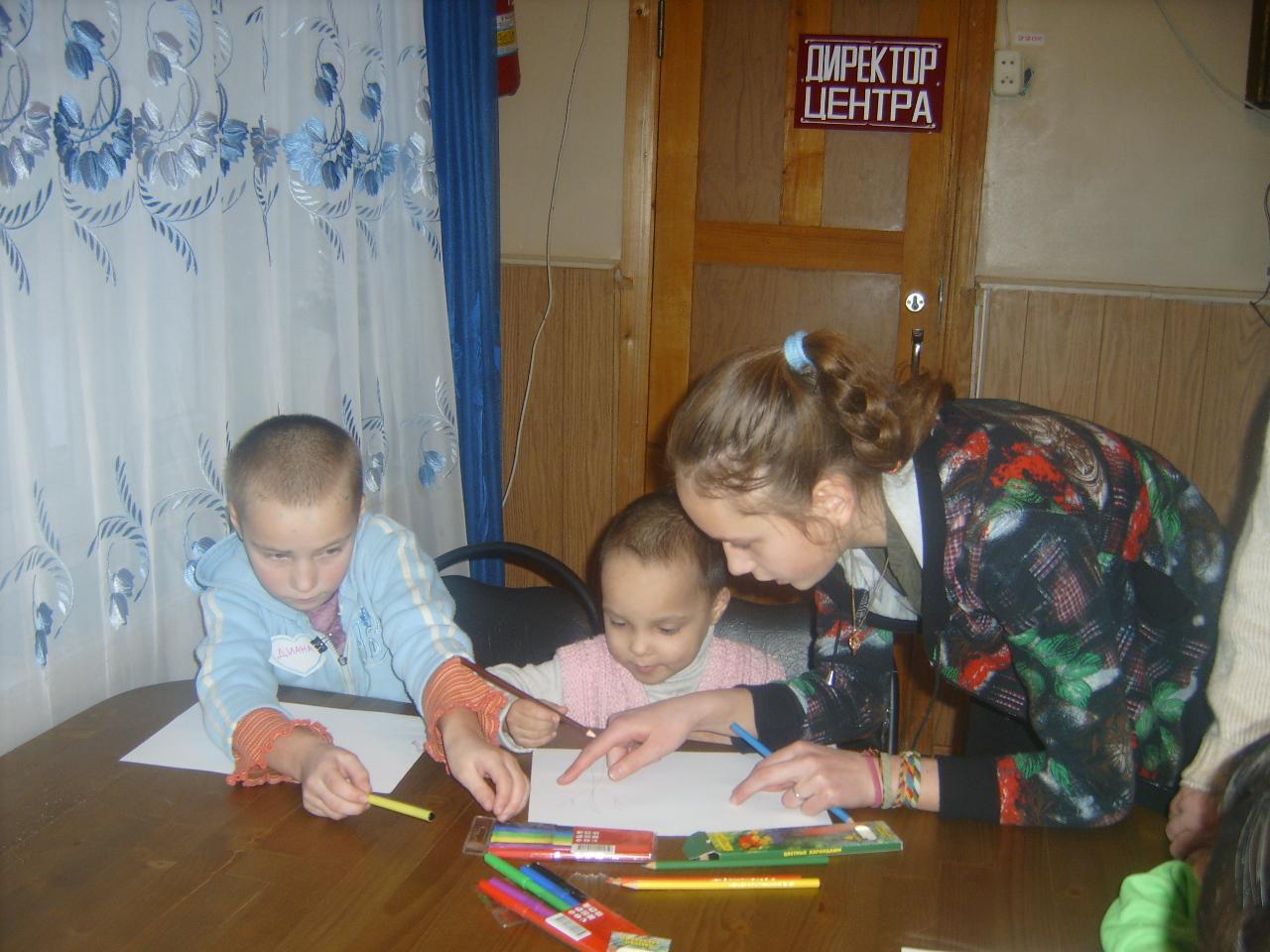 Ученики рисуют с малышами